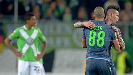 Marek Hamsik (r) von SSC Neapel jubelt mit seinem Teamkollegen Gökhan Inler über sein Tor zum 0:3