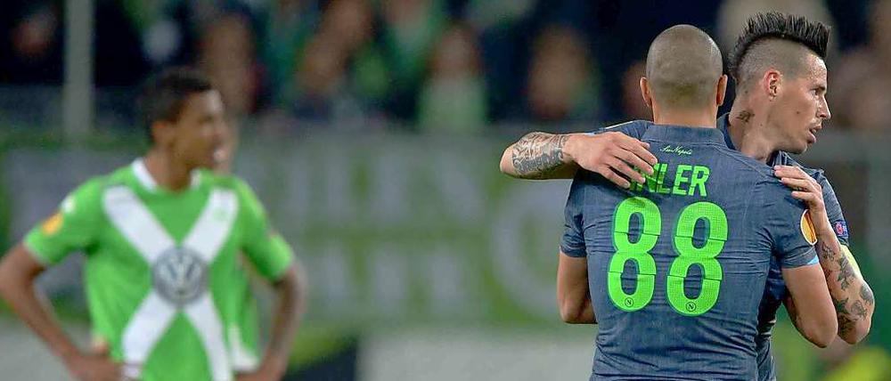 Marek Hamsik (r) von SSC Neapel jubelt mit seinem Teamkollegen Gökhan Inler über sein Tor zum 0:3
