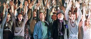 Volkes Stimmen. Der Chor der Komischen Oper mit Aron (3.von links) und Moses (3.von rechts).