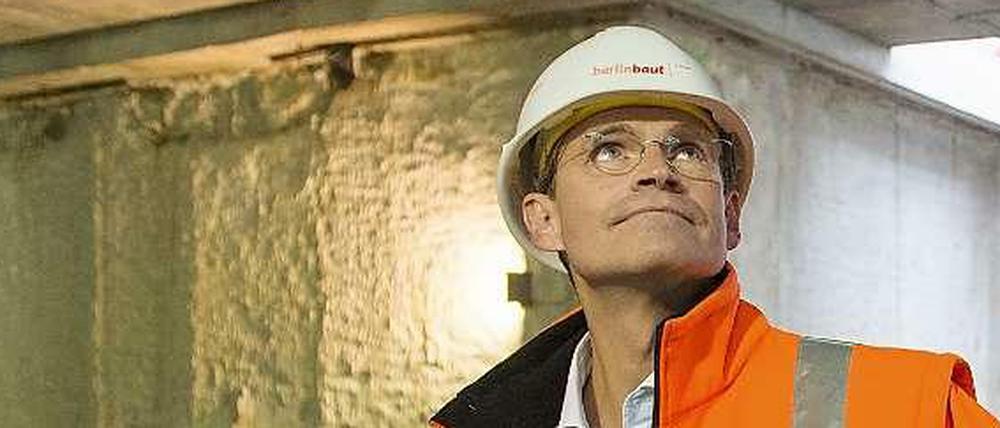 Der Regierende Bürgermeister besichtigt die Haus- und Hofbaustelle: die Station der U5 vor dem Roten Rathaus.