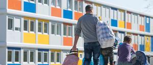 Mit Kind und Kegel. Die ersten Flüchtlinge kamen am Donnerstag im Flüchtlingsheim in Buch an. Mit dabei: Jede Menge Gepäck in alten Koffern, Plastiktüten und Rucksäcken.