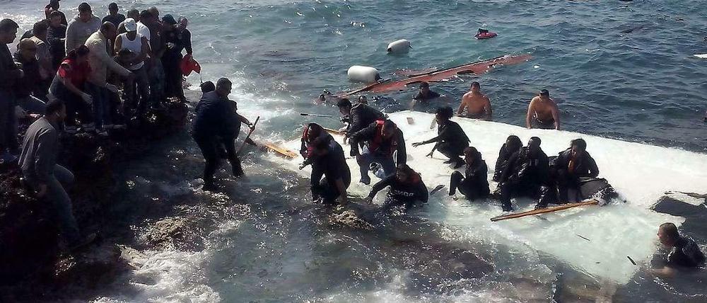 Dramatische Rettung vor Rhodos. Flüchtlinge haben sich auf einem Wrackteil zu den Klippen von Rhodos gerettet.