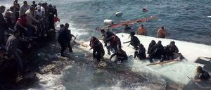 Dramatische Rettung vor Rhodos. Flüchtlinge haben sich auf einem Wrackteil zu den Klippen von Rhodos gerettet.