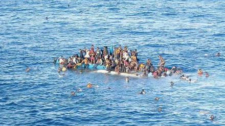 Lokale Berichte im Vordergrund. In den großen afrikanischen Zeitungen wird die Flüchtlingskatastrophe im südlichen Mittelmeer weitgehend ignoriert. Foto: dpa