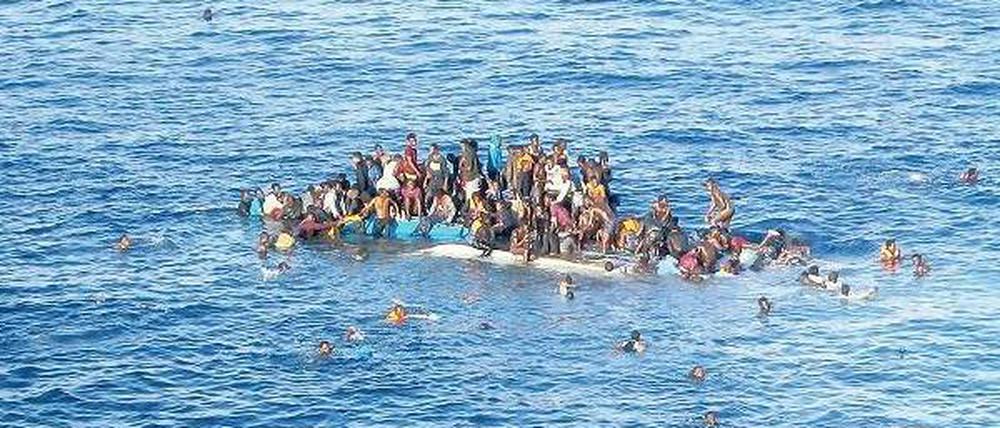 Lokale Berichte im Vordergrund. In den großen afrikanischen Zeitungen wird die Flüchtlingskatastrophe im südlichen Mittelmeer weitgehend ignoriert. Foto: dpa