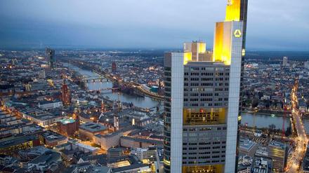 Die Commerbank baut nach dem Vorstand die nächste Führungsebene um.