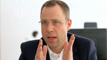 Mario Czaja, 39, ist Senator für Gesundheit und Soziales. Die Verwaltung des CDU-Politikers muss in Berlin immer mehr Flüchtlinge unterbringen. Mit Bezirken gibt es Streit um die Verteilung, vor Ort häufen sich Proteste von Anwohnern und Rechten.