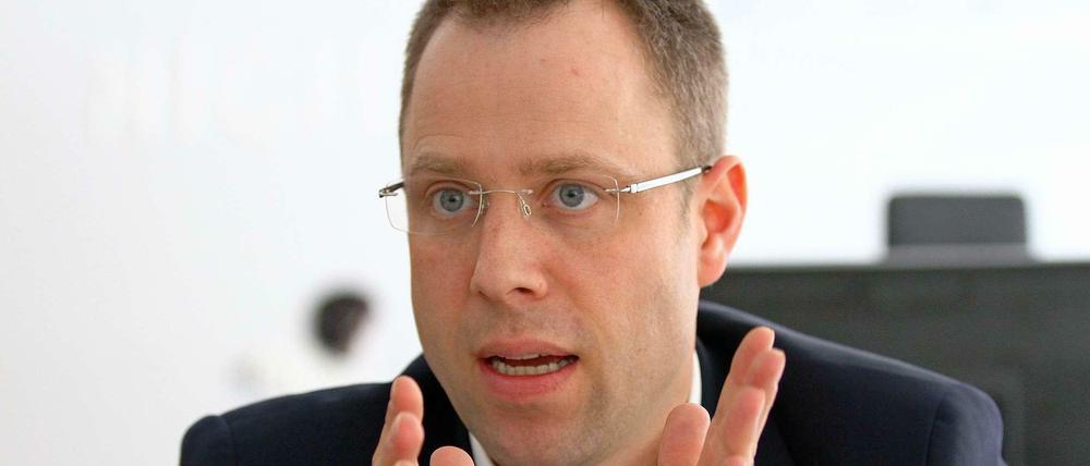 Mario Czaja, 39, ist Senator für Gesundheit und Soziales. Die Verwaltung des CDU-Politikers muss in Berlin immer mehr Flüchtlinge unterbringen. Mit Bezirken gibt es Streit um die Verteilung, vor Ort häufen sich Proteste von Anwohnern und Rechten.