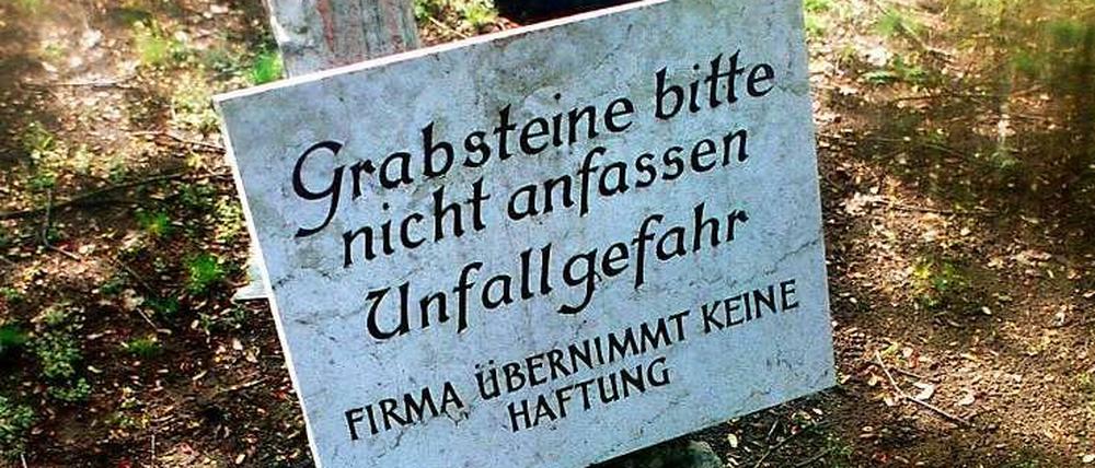 Auf dem Evangelische Nazareth- Friedhof in Berlin wird auf die Unfallgefahr hingewiesen. Kinder unter 14 Jahren dürfen Friedhöfe nur in Begleitung Erwachsener betreten. In Düren (Nordrhein-Westfalen) hat ein Junge nun eine Sondergenehmigung bekommen. 