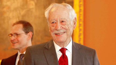 Der Regierende Bürgermeister Michael Müller (im Hintergrund) verlieh jetzt dem Gründungsdirektor des Jüdischen Museums, Michael Blumenthal, die Ehrenbürgerwürde Berlins.