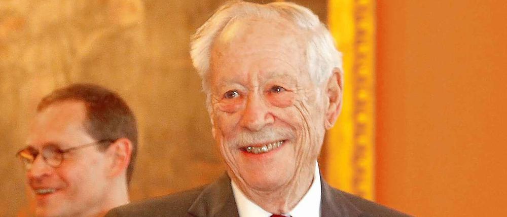 Der Regierende Bürgermeister Michael Müller (im Hintergrund) verlieh jetzt dem Gründungsdirektor des Jüdischen Museums, Michael Blumenthal, die Ehrenbürgerwürde Berlins.