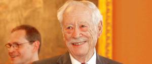 Der Regierende Bürgermeister Michael Müller (im Hintergrund) verlieh jetzt dem Gründungsdirektor des Jüdischen Museums, Michael Blumenthal, die Ehrenbürgerwürde Berlins.