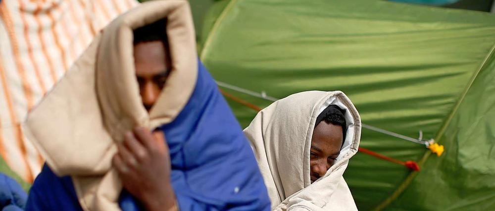 Gestrandet. Einwanderer aus Eritrea campieren unter einer Metro-Brücke in Paris. 