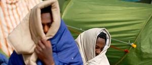 Gestrandet. Einwanderer aus Eritrea campieren unter einer Metro-Brücke in Paris. 
