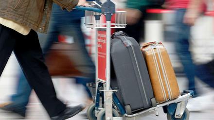 Stück für Stück. Langsam finden die Koffer, Taschen und Rucksäcke ihren Weg nach Hause.