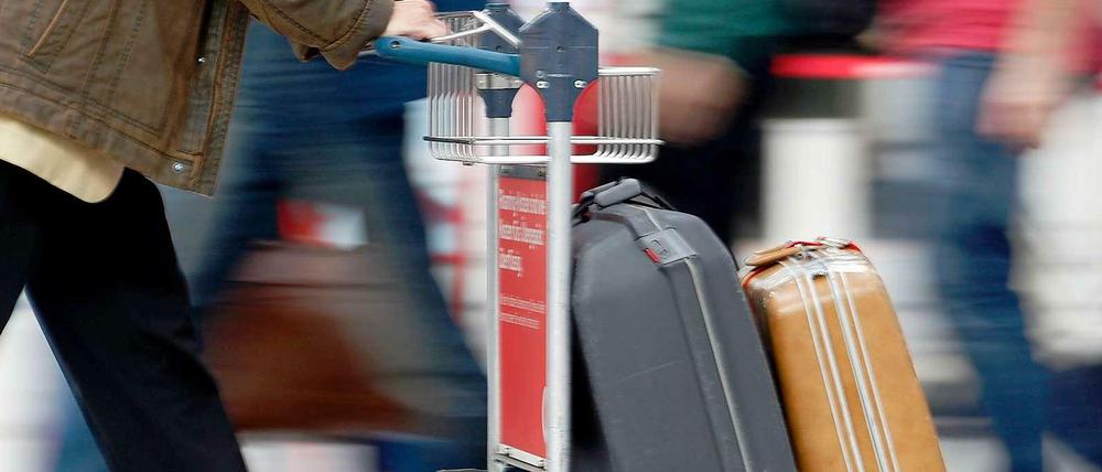 Stück für Stück. Langsam finden die Koffer, Taschen und Rucksäcke ihren Weg nach Hause.