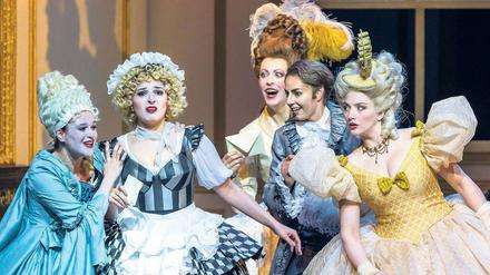 In Stoffgewittern. Von links: Robin Johannsen, Narine Yeghiyan, Katharina Kammerloher, Stephanie Atanasov und Sylvia Schwartz.