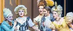 In Stoffgewittern. Von links: Robin Johannsen, Narine Yeghiyan, Katharina Kammerloher, Stephanie Atanasov und Sylvia Schwartz.