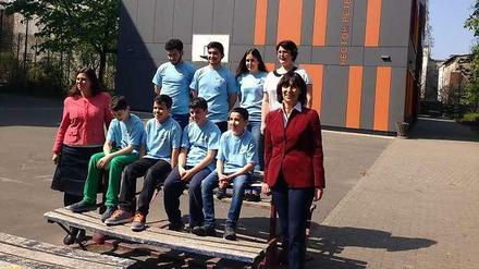 Sie machen mit. Sandra Scheeres (li.), Schüler und Leiterin der Hector-Peterson-Schule und Ingrid Hamm (re.) von der Robert-Bosch-Stiftung.