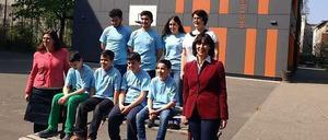 Sie machen mit. Sandra Scheeres (li.), Schüler und Leiterin der Hector-Peterson-Schule und Ingrid Hamm (re.) von der Robert-Bosch-Stiftung.