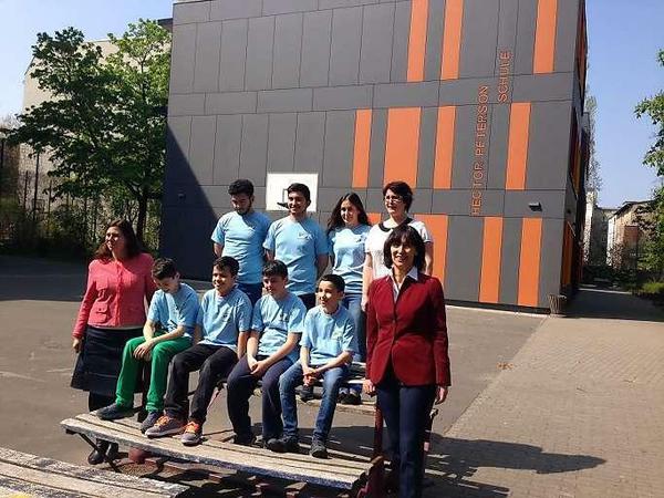 Sie machen mit. Sandra Scheeres (li.), Schüler und Leiterin der Hector-Peterson-Schule und Ingrid Hamm (re.) von der Robert-Bosch-Stiftung.