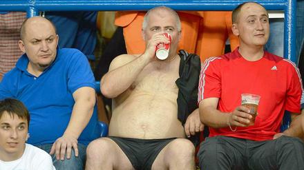 Auch Fußball kann dick machen ... wenn man zuschaut und Bier trinkt. 