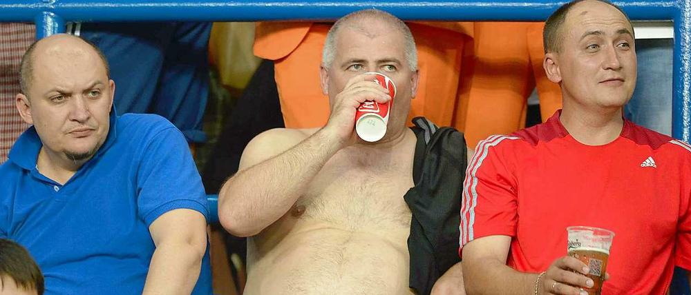 Auch Fußball kann dick machen ... wenn man zuschaut und Bier trinkt.