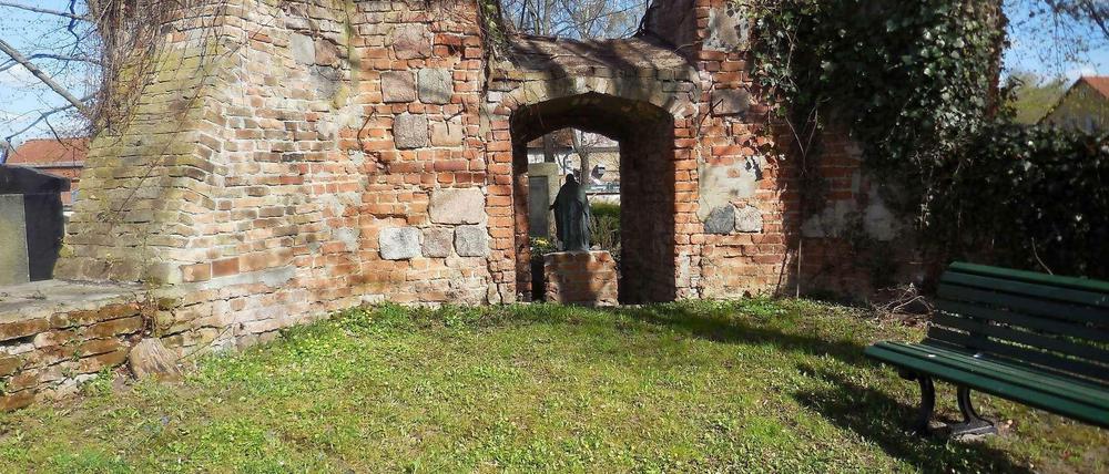Um der vorrückenden Roten Armee die Orientierung zu erschweren, sprengte die Wehrmacht die Dorfkirche in Malchow vor deren Eintreffen.