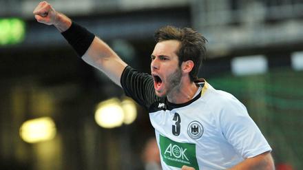 Die Gensheimer-Faust. Deutschlands Handball-Nationalmannschaft und ihr Kapitän Uwe Gensheimer durften sich über einen Sieg gegen das Weltklasseteam aus Spanien freuen. 