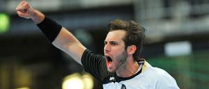 Die Gensheimer-Faust. Deutschlands Handball-Nationalmannschaft und ihr Kapitän Uwe Gensheimer durften sich über einen Sieg gegen das Weltklasseteam aus Spanien freuen. 