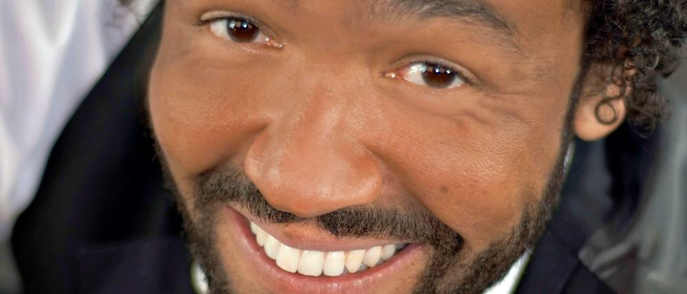 Der Kölner Comedian Marius Jung versucht dem Rassismus mit Witzen beizukommen. 