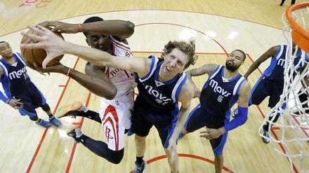 Kampf unterm Korb: Dirk Nowitzki (M.) im Duell mit Clint Capela.