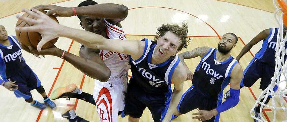 Kampf unterm Korb: Dirk Nowitzki (M.) im Duell mit Clint Capela.