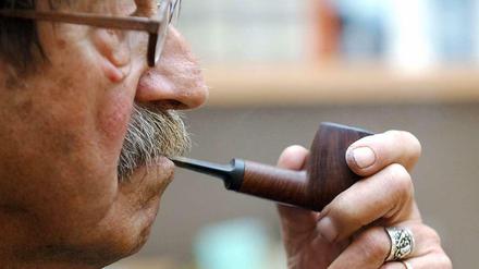 Günter Grass mit Pfeife.