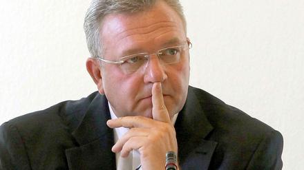 Berlins Innensenator Frank Henkel räumt zwar Fehler der Ausländerbehörde bei der Abschiebung einer straffälligen Türkin ein, beteuert aber: "Ein Einzelfall."