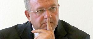 Berlins Innensenator Frank Henkel räumt zwar Fehler der Ausländerbehörde bei der Abschiebung einer straffälligen Türkin ein, beteuert aber: "Ein Einzelfall."