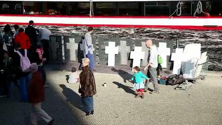 Kinder spielen, Studentengruppen hören ihrem Prof zu: Alles Show. Ein Ablenkungsmanöver.