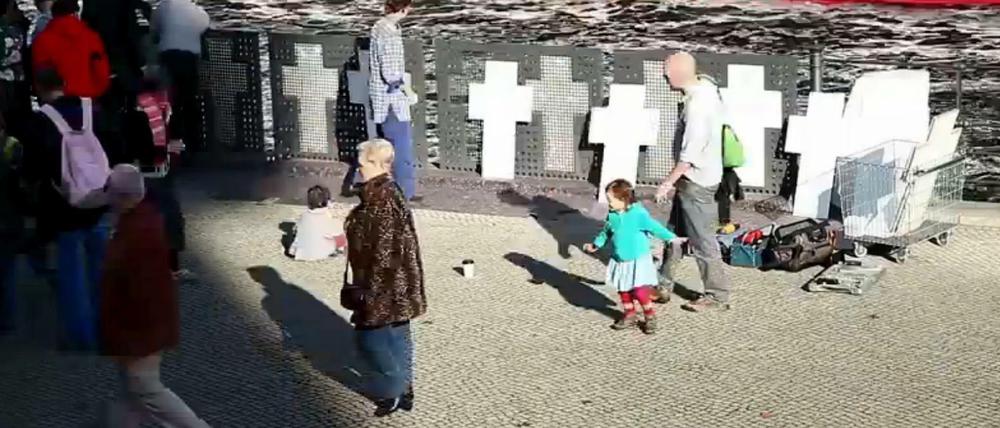 Kinder spielen, Studentengruppen hören ihrem Prof zu: Alles Show. Ein Ablenkungsmanöver.
