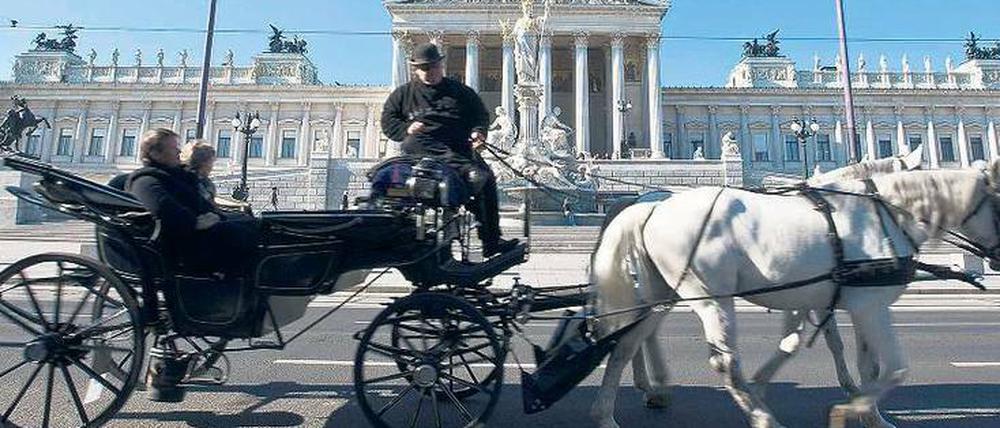 Bequem im Fiaker passiert man alle Sehenswürdigkeiten an der Ringstraße, hier das österreichische Parlament. 
