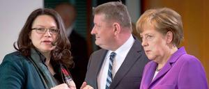 Gesundheitsminister Hermann Gröhe, flankiert von Andrea Nahles, Arbeitsministerin, und Angela Merkel.