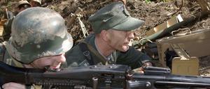 Als deutsche Soldaten verkleidete Männer liegen am 11.04.2015 in einem Schützengraben während des "1940s Family Experience Weekend" in Bushey, Großbritannien.