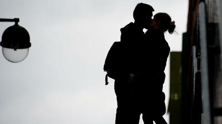 Immer mehr Menschen in Deutschland leben in einer Fernbeziehung.
