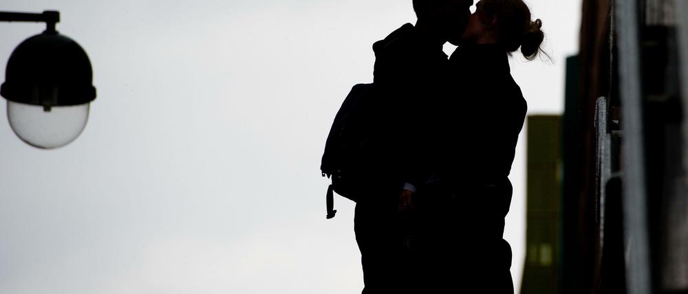 Immer mehr Menschen in Deutschland leben in einer Fernbeziehung.