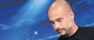 Bayern Münchens Trainer Pep Guardiola weist mit dem T-Shirt-Aufdruck #JusticiaParaTopo auf den Unfalltod eines argentinischen Journalisten bei der WM hin.