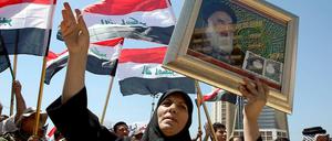 Ob Religion Entwicklungsprozesse befördert oder bremst, ist von Ort zu Ort verschieden. Das Foto zeigt eine Frau bei einer Demonstration von Schiiten im Irak, die gegen den Islamischen Staat mobilisieren. 
