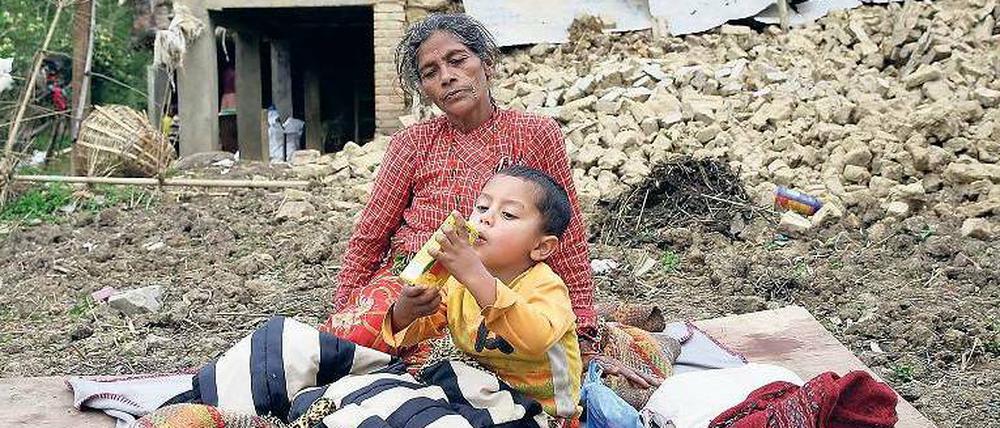Das Obdach verloren. Diese Menschen campieren in Kumalpur, einem Ort nahe der Hauptstadt Kathmandu, auf der Straße.