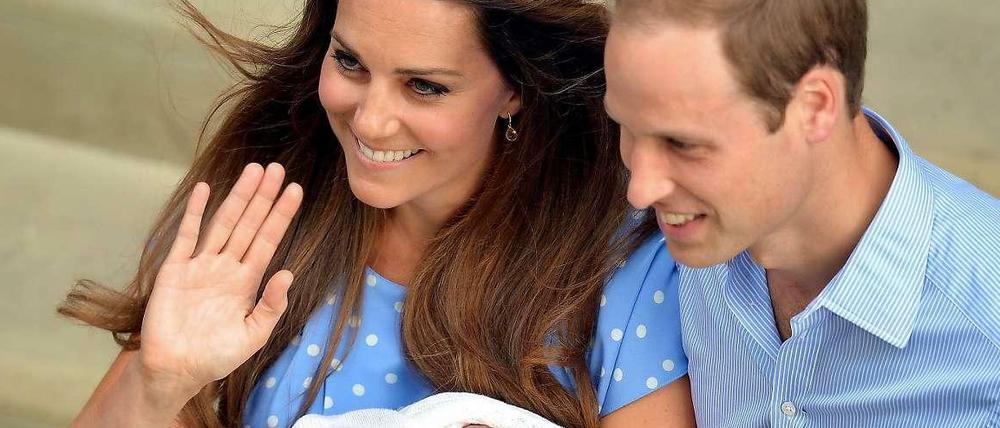 Und das ist die Familie: Brüderchen George in den Armen von Kate und Prinz William. 