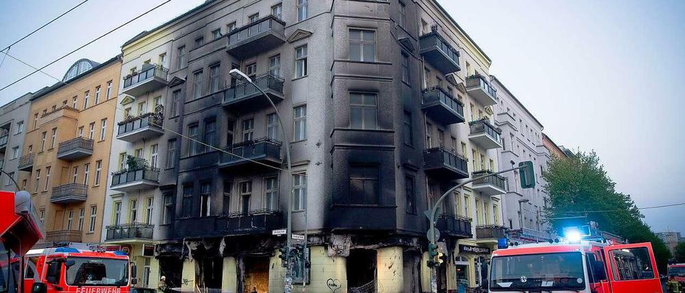 Völlig verrußt. Kaum zu glauben, aber die Bewohner des Hauses an der Warschauer Straße konnten nach dem Feuer in ihre Wohnungen zurückkehren.