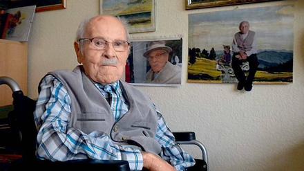 „100 Jahre? Das lohnt sich.“ Sagt Fritz Koch, und der sollte es wissen: Er ist 108 Jahre alt. In seinem Heimzimmer hängen viele seiner Bilder. Die Malerei war schon immer seine Leidenschaft.