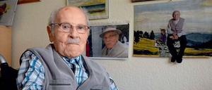 „100 Jahre? Das lohnt sich.“ Sagt Fritz Koch, und der sollte es wissen: Er ist 108 Jahre alt. In seinem Heimzimmer hängen viele seiner Bilder. Die Malerei war schon immer seine Leidenschaft.